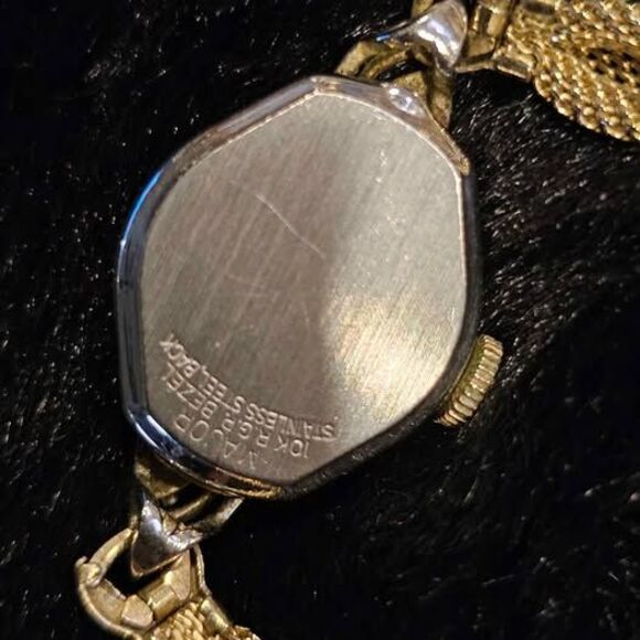 Vintage Newport 17 jewel, swiss movement, gold ladies watch main image 4